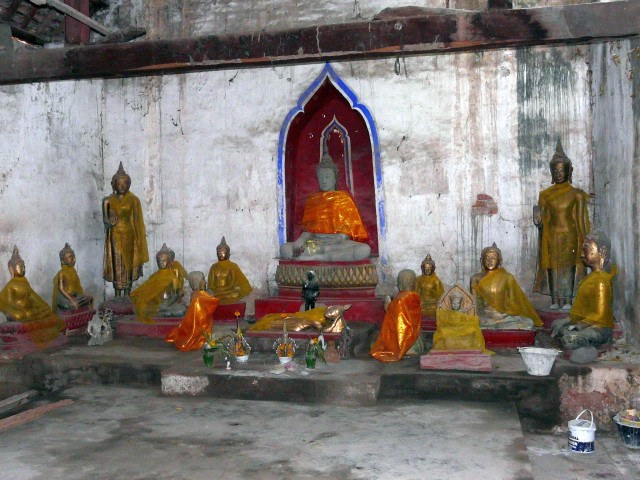 small Buddhas in room behind Wat ruin